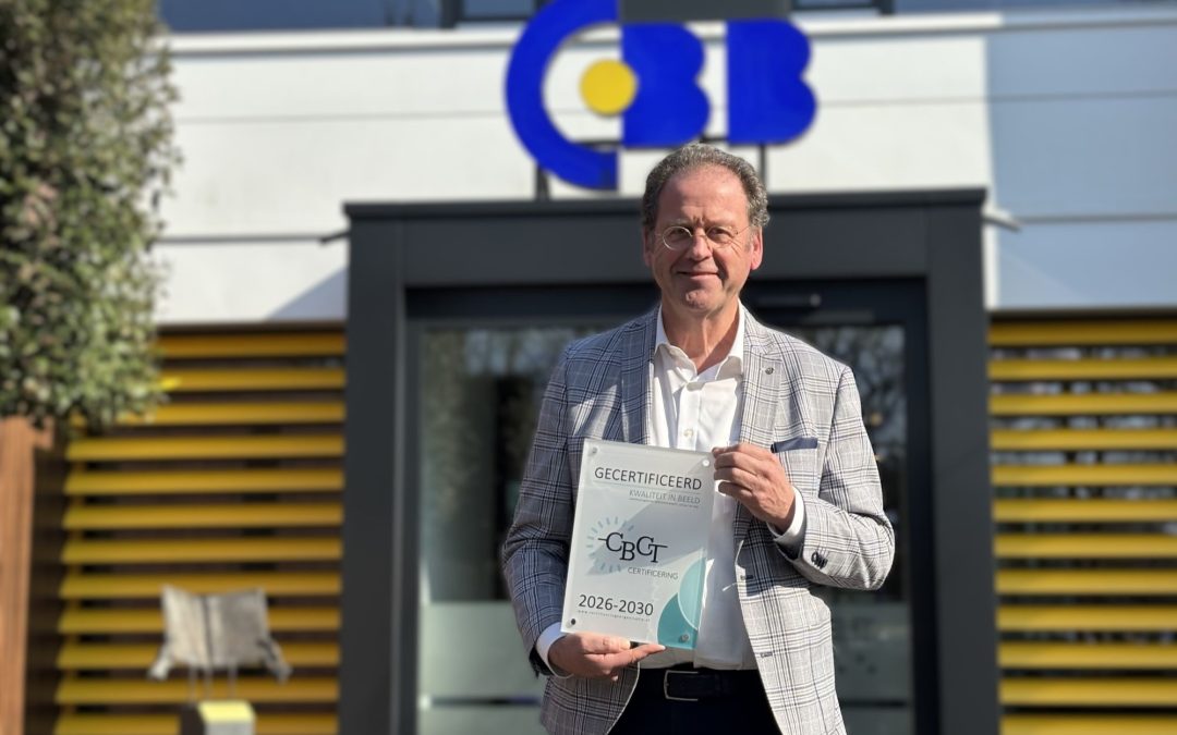 Directeur van CBB staat voor het pand van de CBB met een bordje in zijn hand. De tekst op het bordje is: Gecertificeerd CBCT certificering 2026-2030.